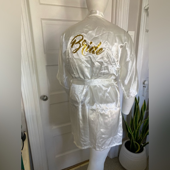 WHITE SILKY BRIDE ROBE WITH GOLD LETTERING ON THE BACK OS - Picture 3 of 6